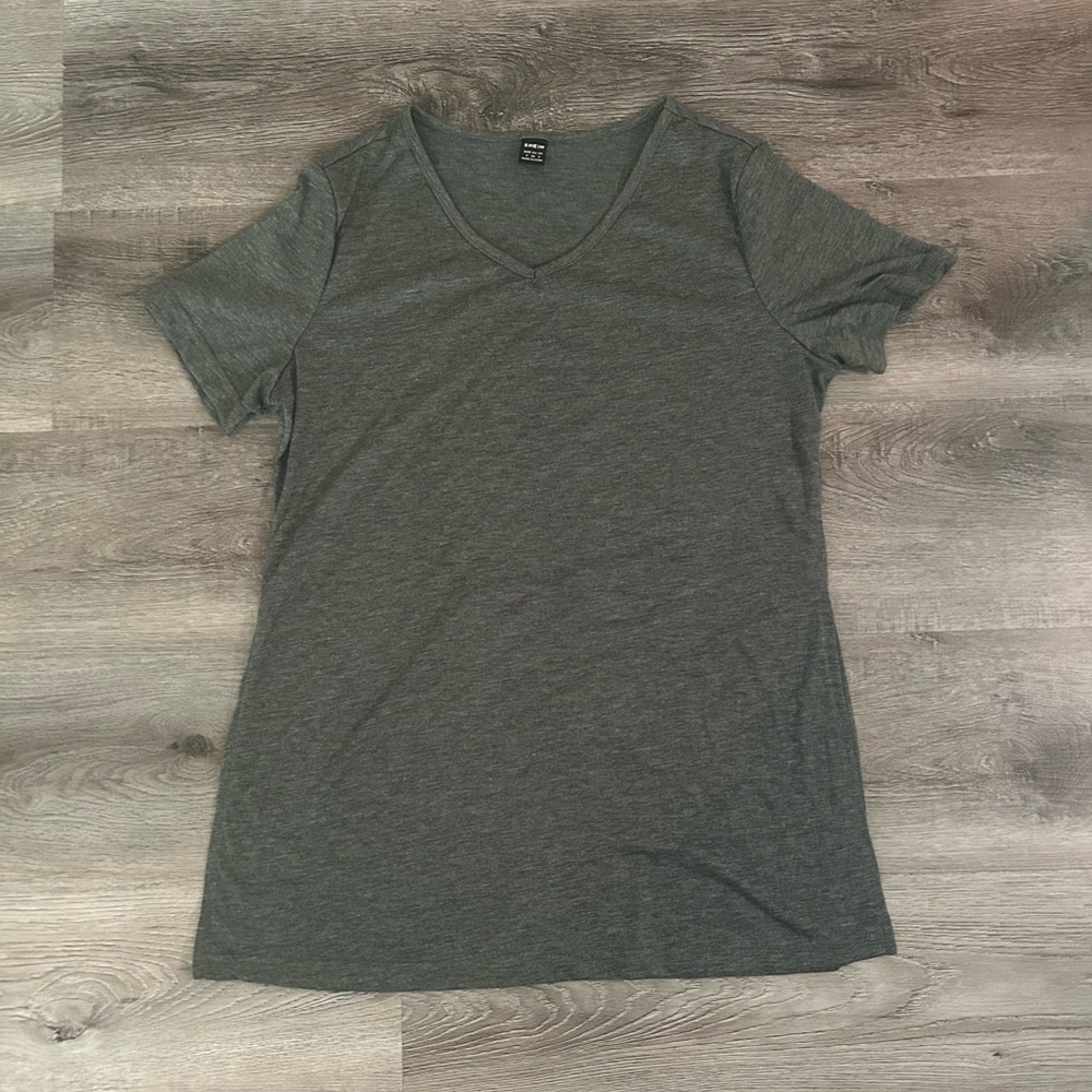 V-neck t-shirt